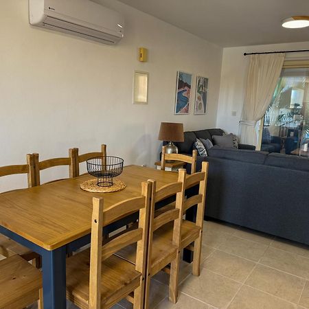 Royal-Seacrest Oasis, Pool-Side Apartment Paphos ภายนอก รูปภาพ