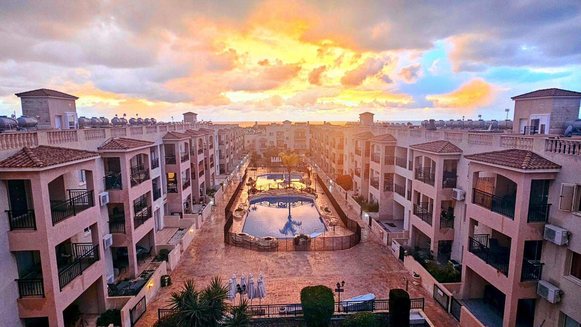 Royal-Seacrest Oasis, Pool-Side Apartment Paphos ภายนอก รูปภาพ