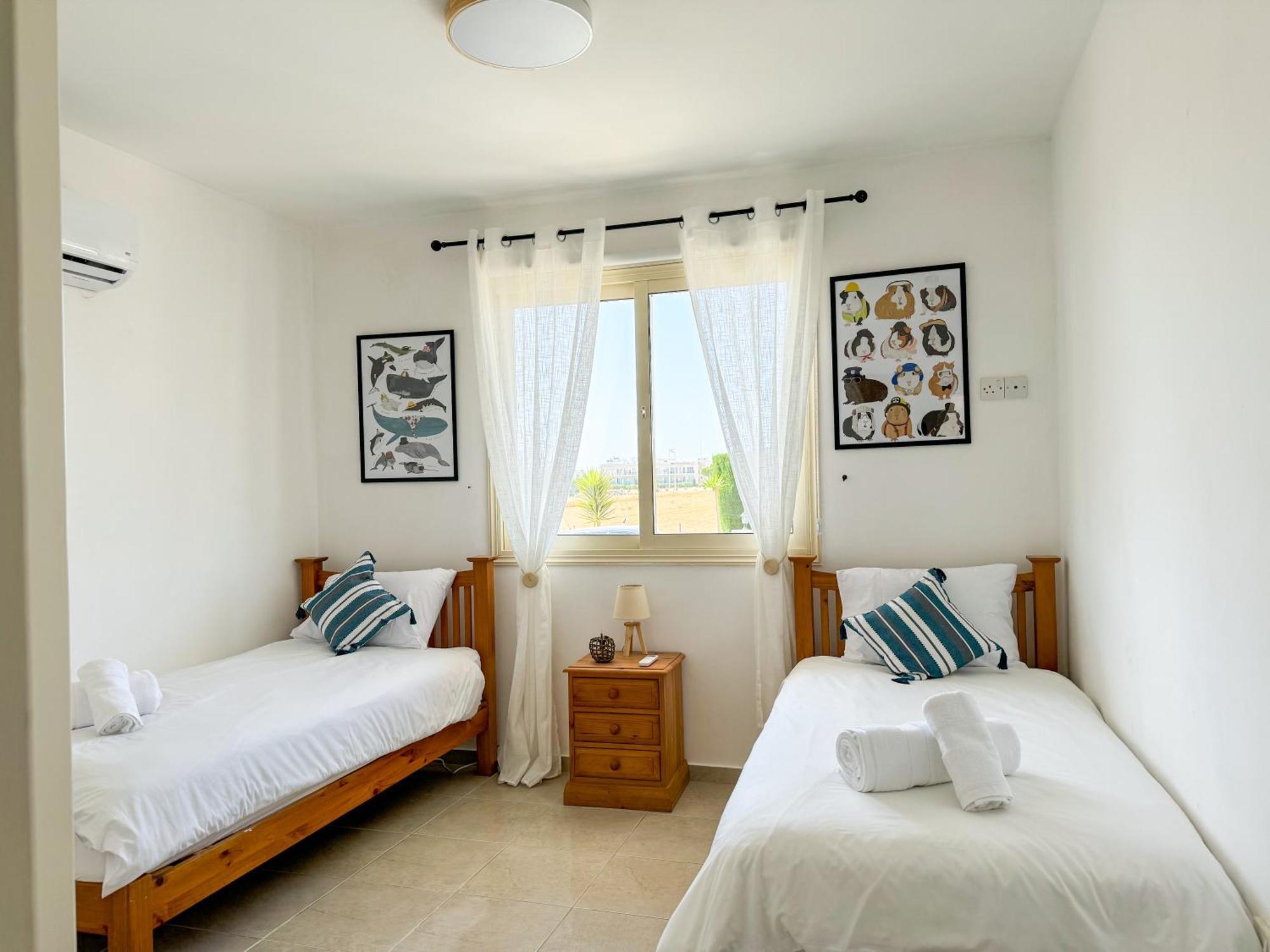 Royal-Seacrest Oasis, Pool-Side Apartment Paphos ภายนอก รูปภาพ