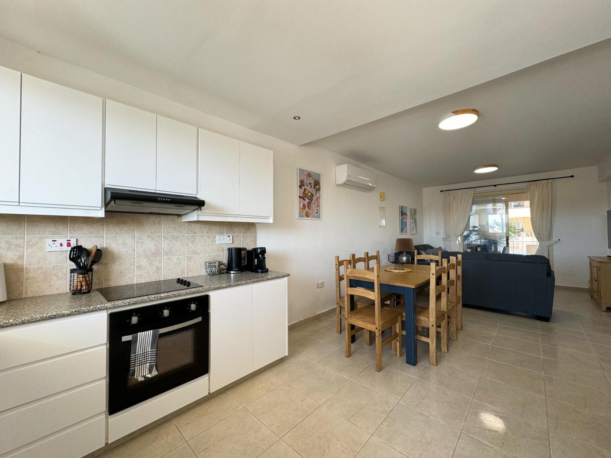 Royal-Seacrest Oasis, Pool-Side Apartment Paphos ภายนอก รูปภาพ