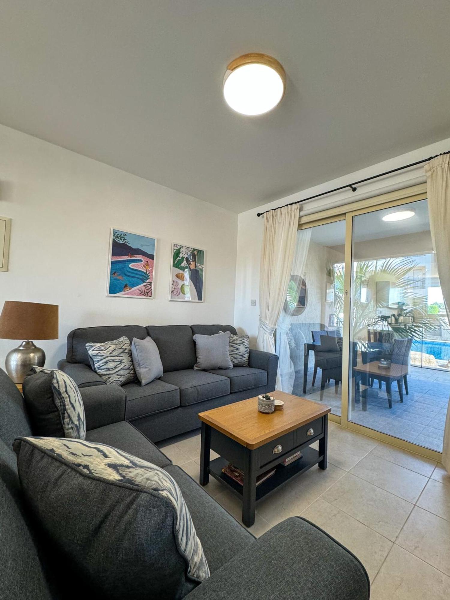 Royal-Seacrest Oasis, Pool-Side Apartment Paphos ภายนอก รูปภาพ