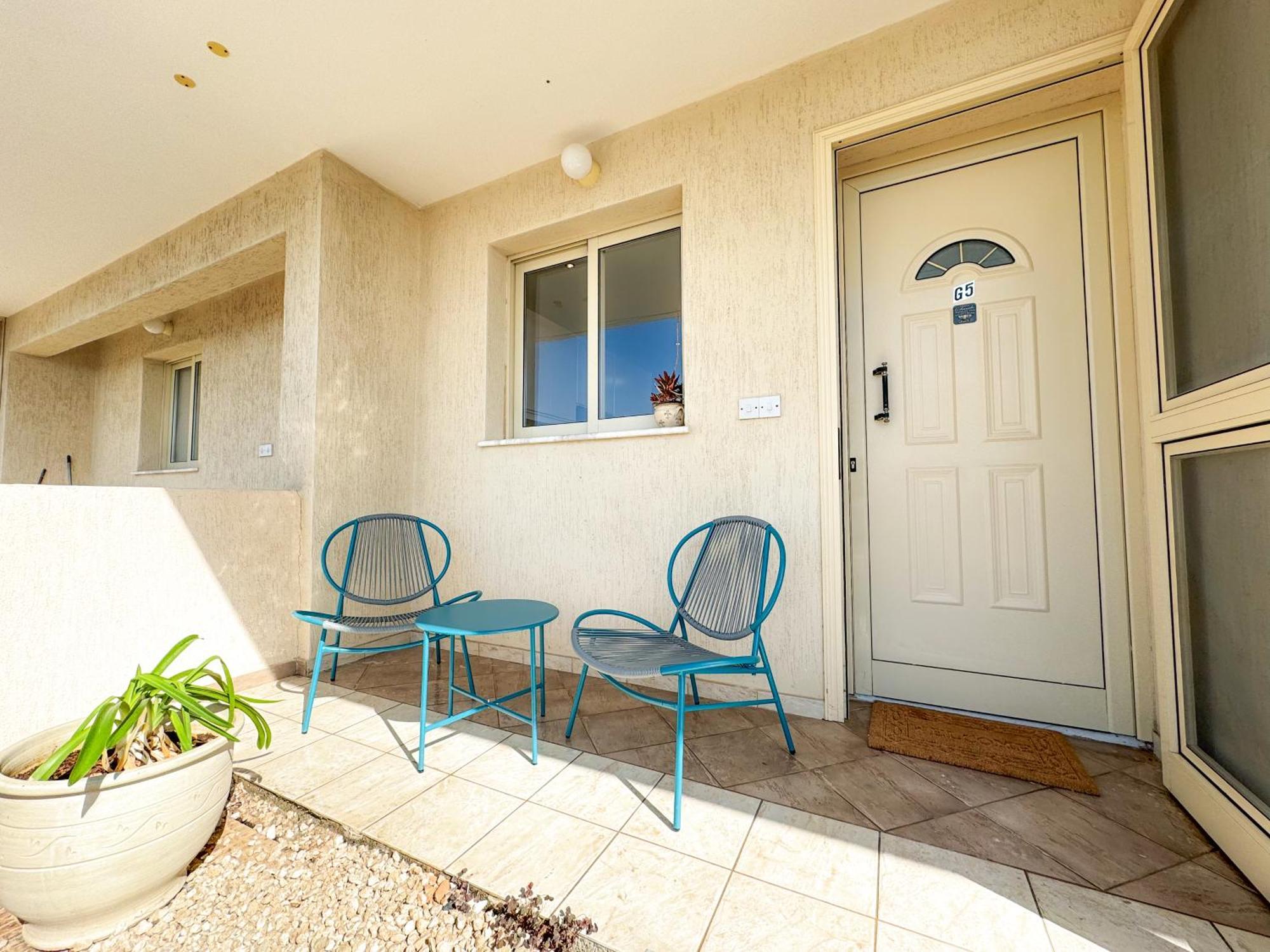 Royal-Seacrest Oasis, Pool-Side Apartment Paphos ภายนอก รูปภาพ