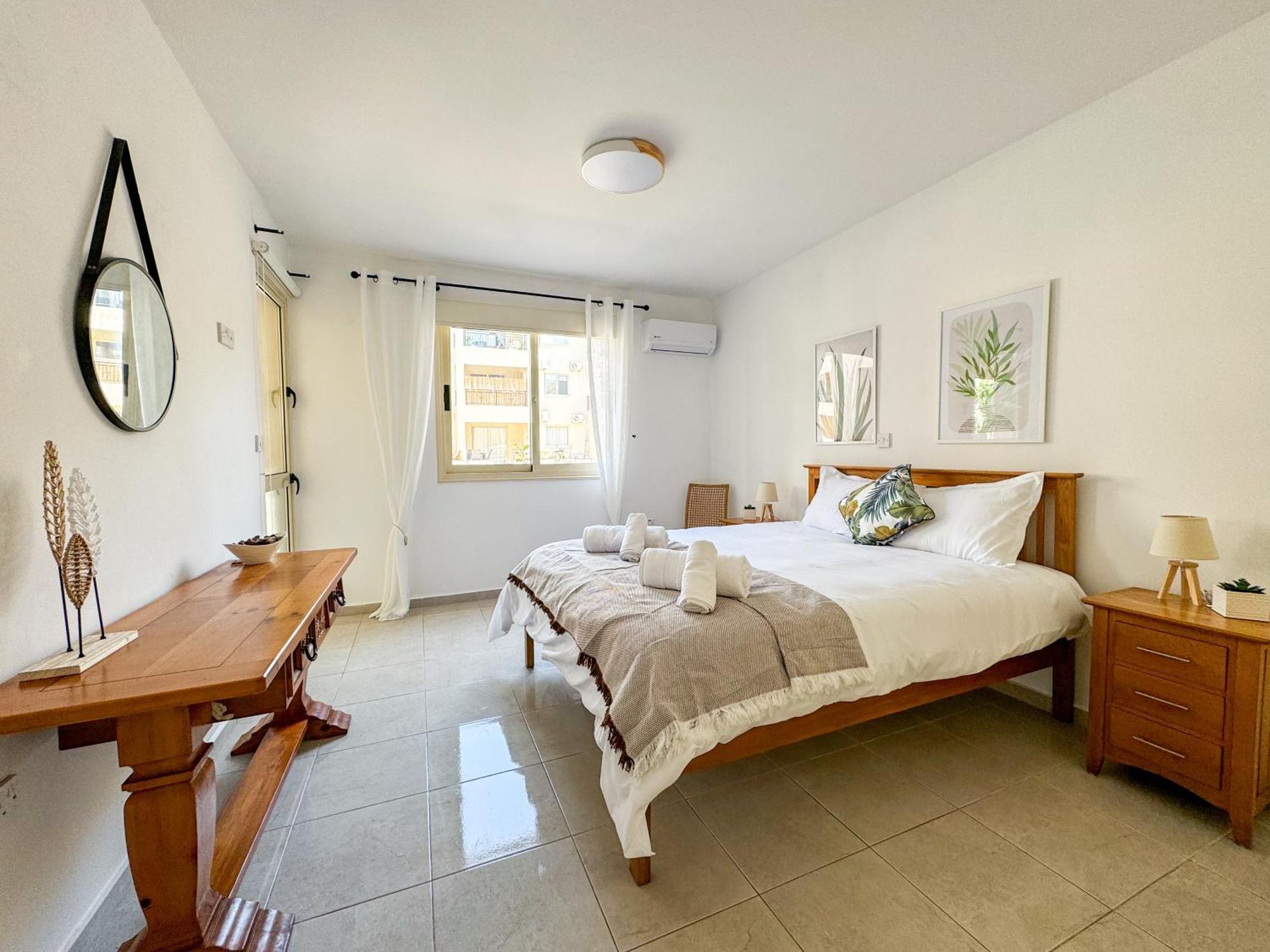 Royal-Seacrest Oasis, Pool-Side Apartment Paphos ภายนอก รูปภาพ