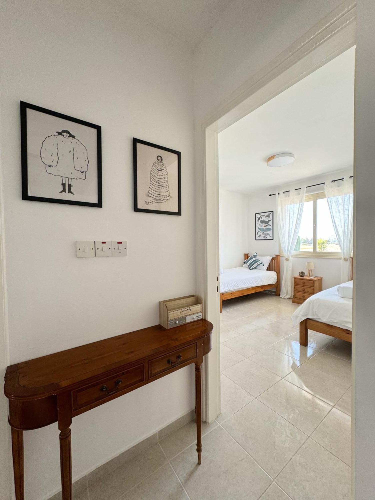 Royal-Seacrest Oasis, Pool-Side Apartment Paphos ภายนอก รูปภาพ