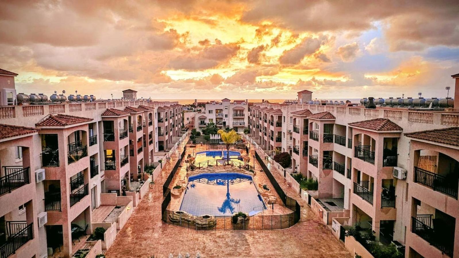 Royal-Seacrest Oasis, Pool-Side Apartment Paphos ภายนอก รูปภาพ