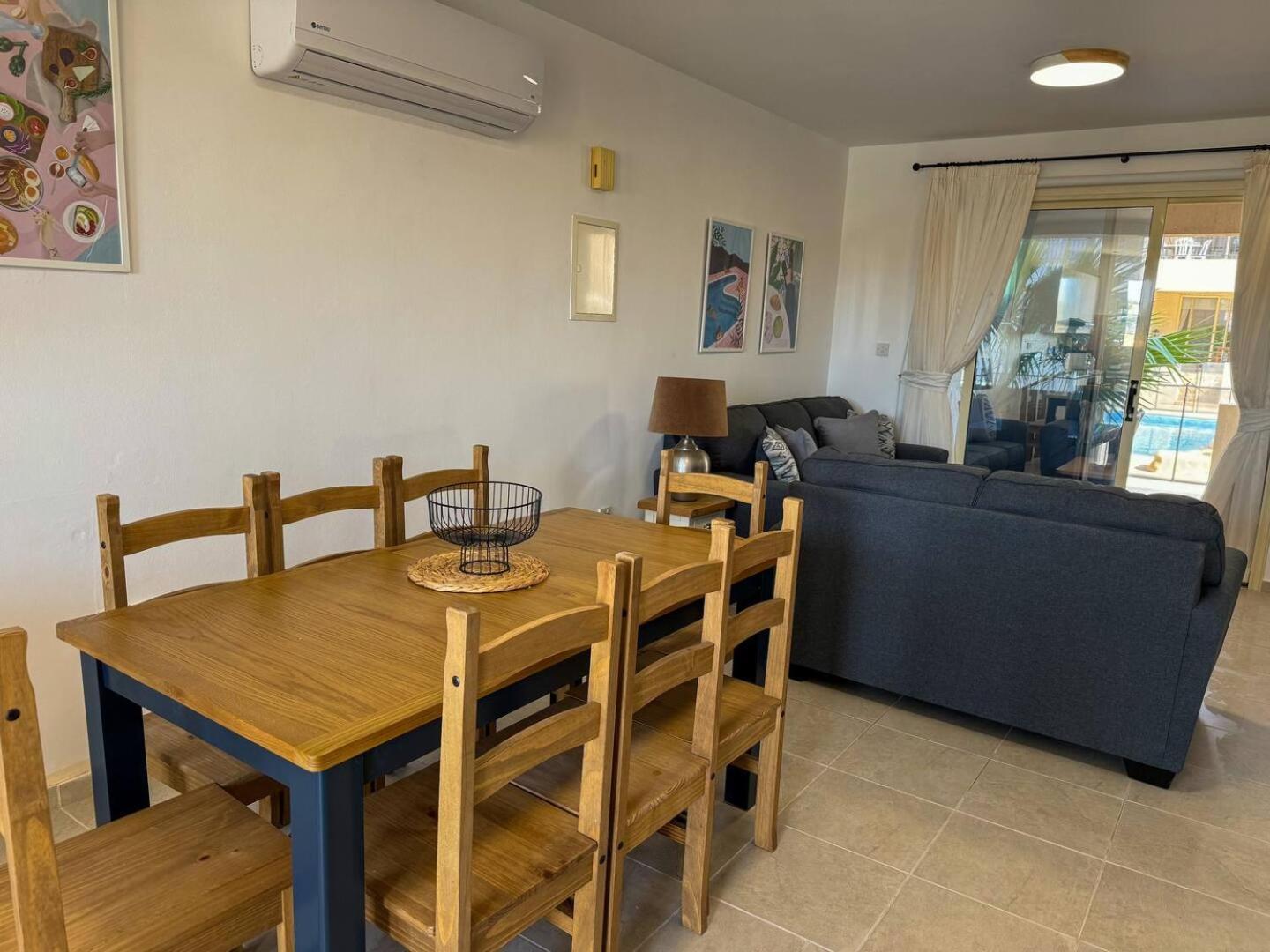 Royal-Seacrest Oasis, Pool-Side Apartment Paphos ภายนอก รูปภาพ