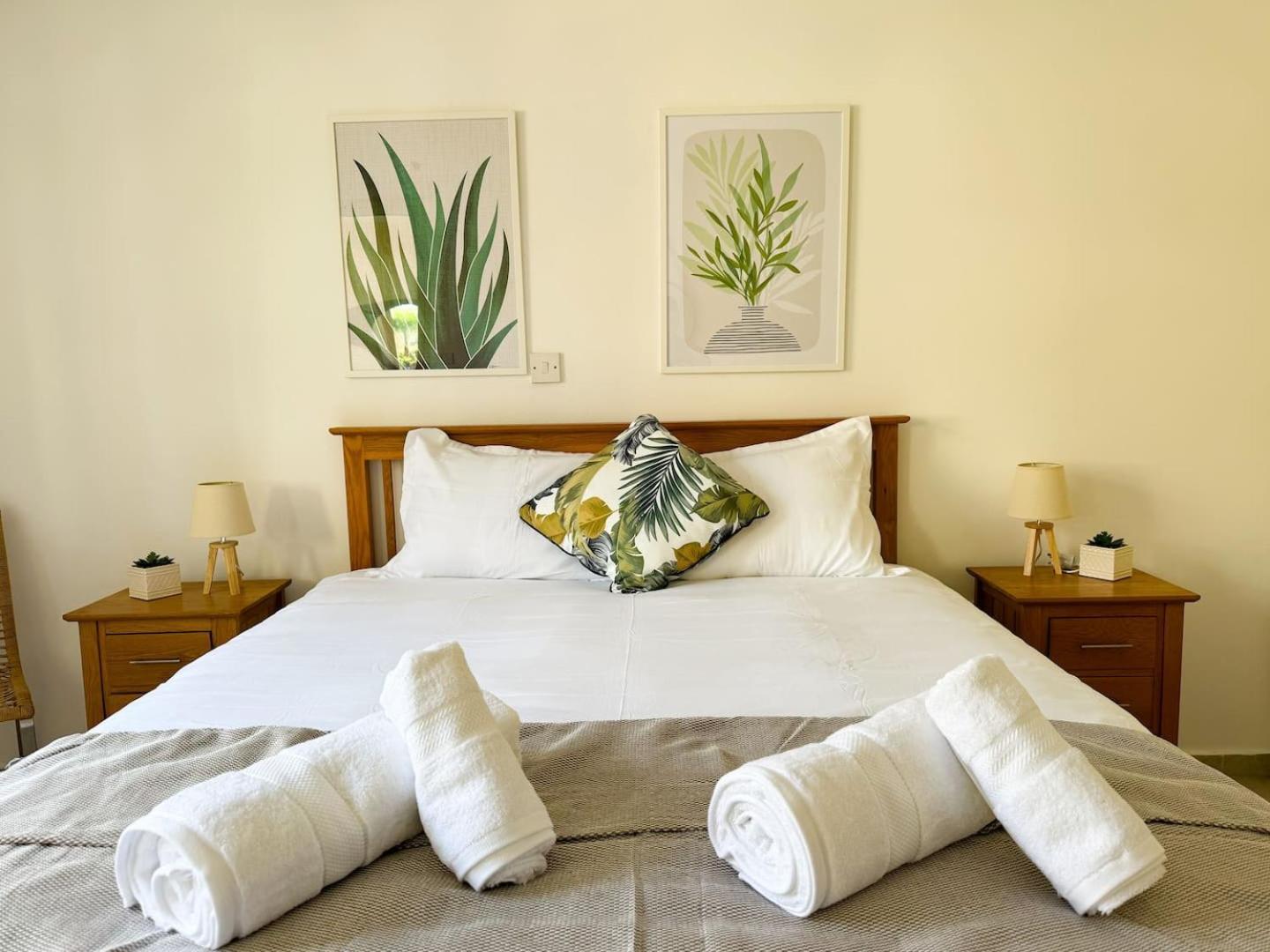 Royal-Seacrest Oasis, Pool-Side Apartment Paphos ภายนอก รูปภาพ