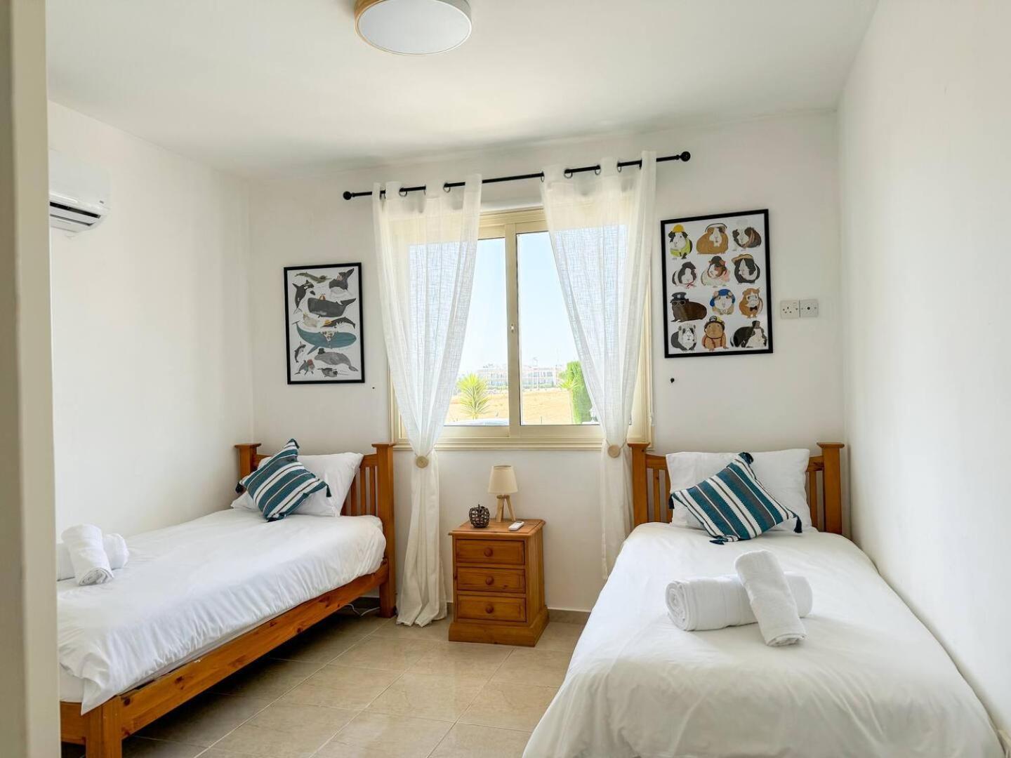 Royal-Seacrest Oasis, Pool-Side Apartment Paphos ภายนอก รูปภาพ