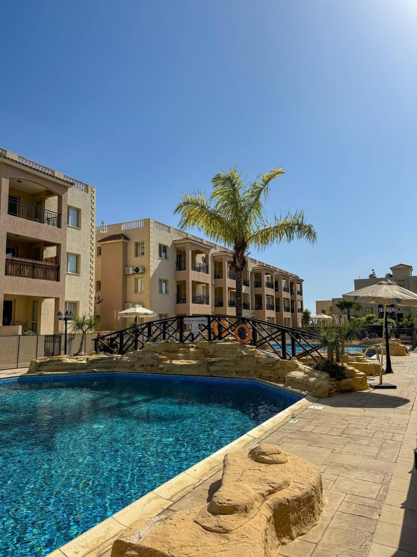 Royal-Seacrest Oasis, Pool-Side Apartment Paphos ภายนอก รูปภาพ